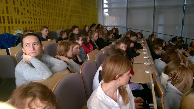 Gimnazjaliści na wykładzie