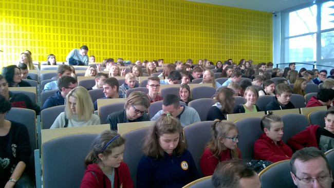 Gimnazjaliści na wykładzie