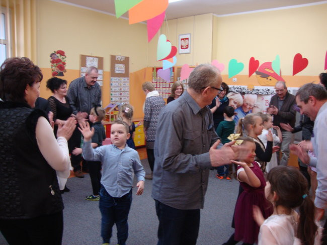 Z Babcią i Dziadkiem na wesoło