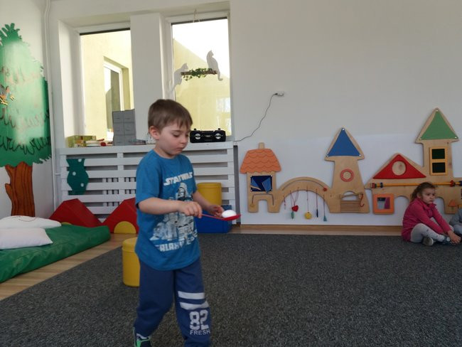 Kura je zniosła, mama przyniosła, ugotowała i dzieciom podała.