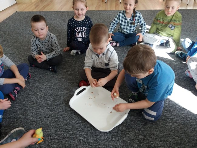 Kura je zniosła, mama przyniosła, ugotowała i dzieciom podała.