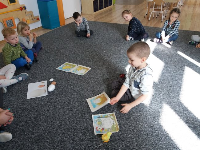 Kura je zniosła, mama przyniosła, ugotowała i dzieciom podała.