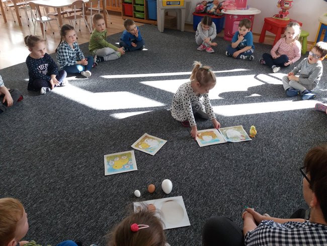 Kura je zniosła, mama przyniosła, ugotowała i dzieciom podała.