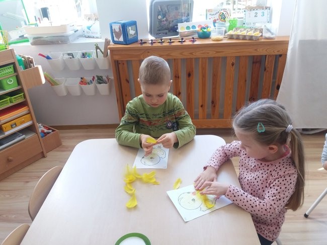 Kura je zniosła, mama przyniosła, ugotowała i dzieciom podała.