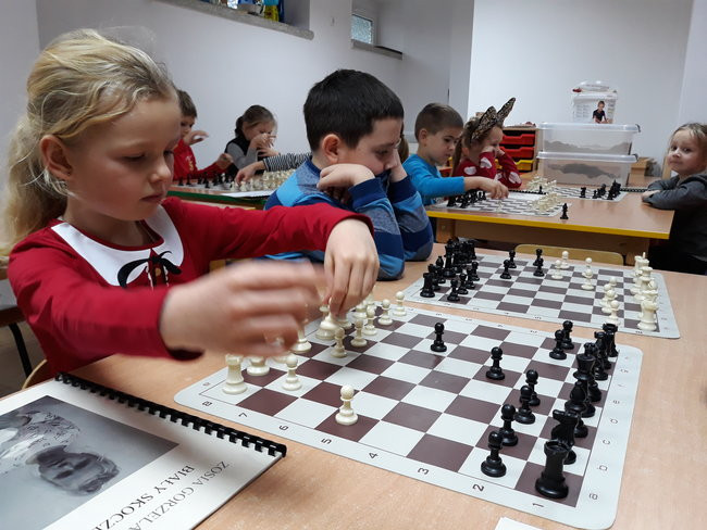 Młodzi szachiści rosną w Przedszkolu Pod Wierzbami