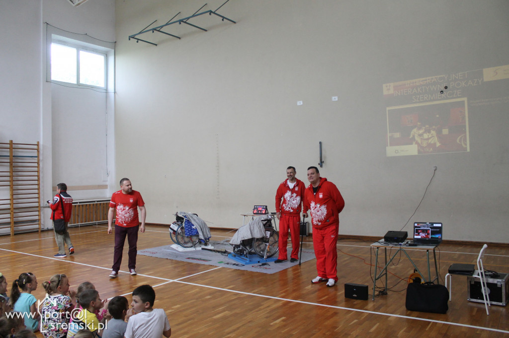Pokaz szermierki w SP6