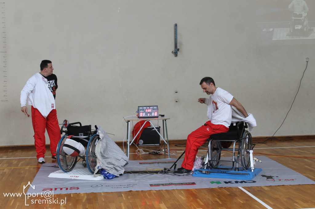 Pokaz szermierki w SP6