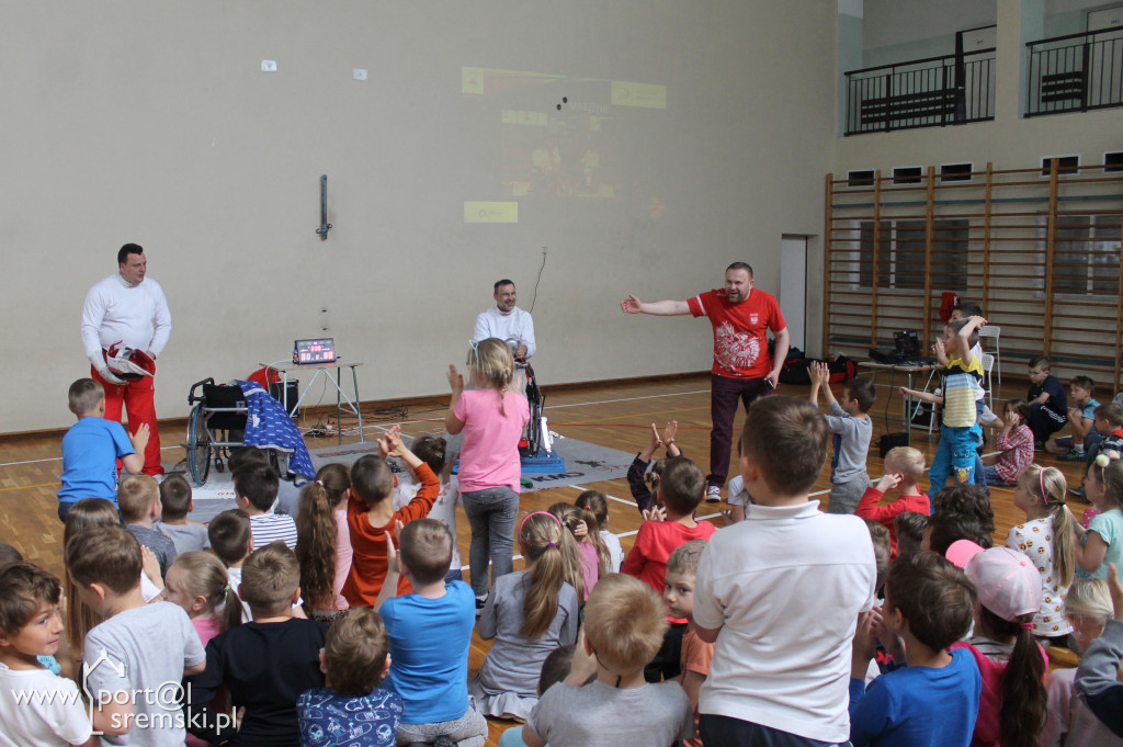 Pokaz szermierki w SP6