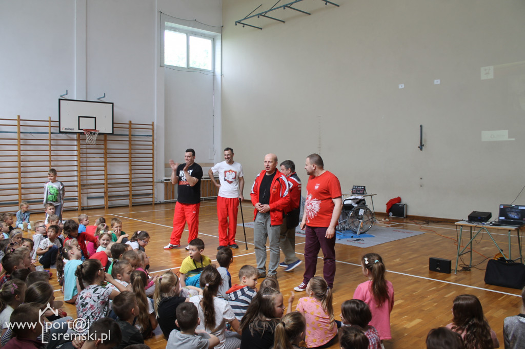 Pokaz szermierki w SP6