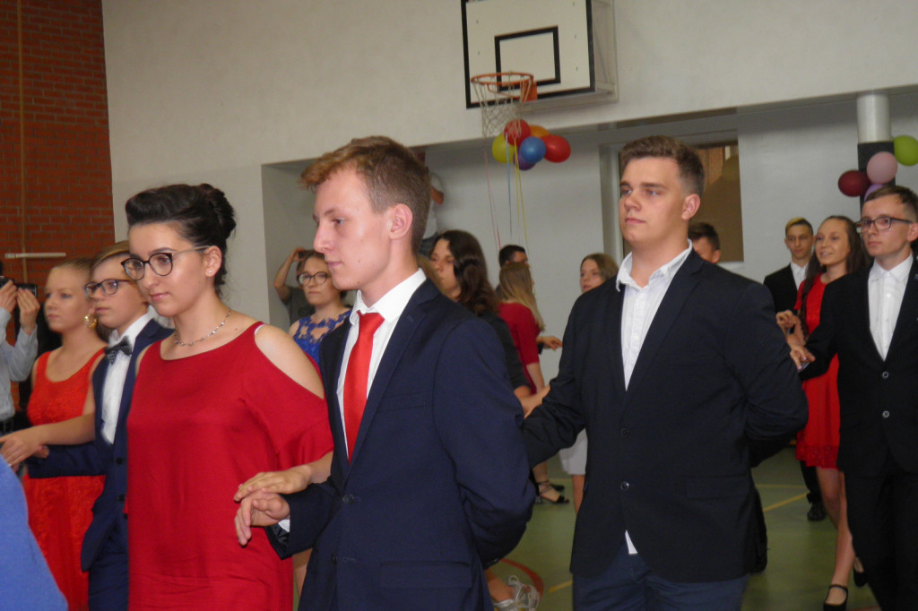 Bal absolwentów w Dąbrowie