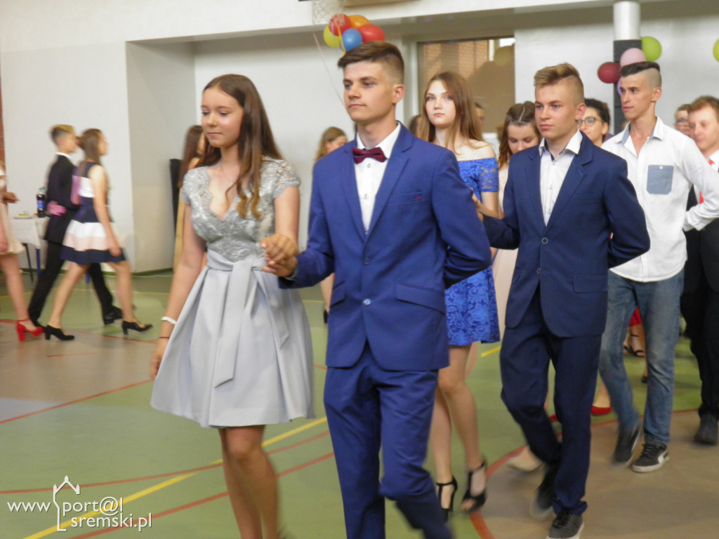 Bal absolwentów w Dąbrowie