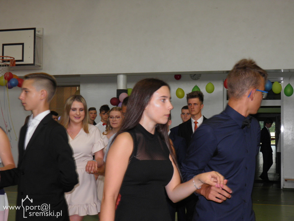 Bal absolwentów w Dąbrowie