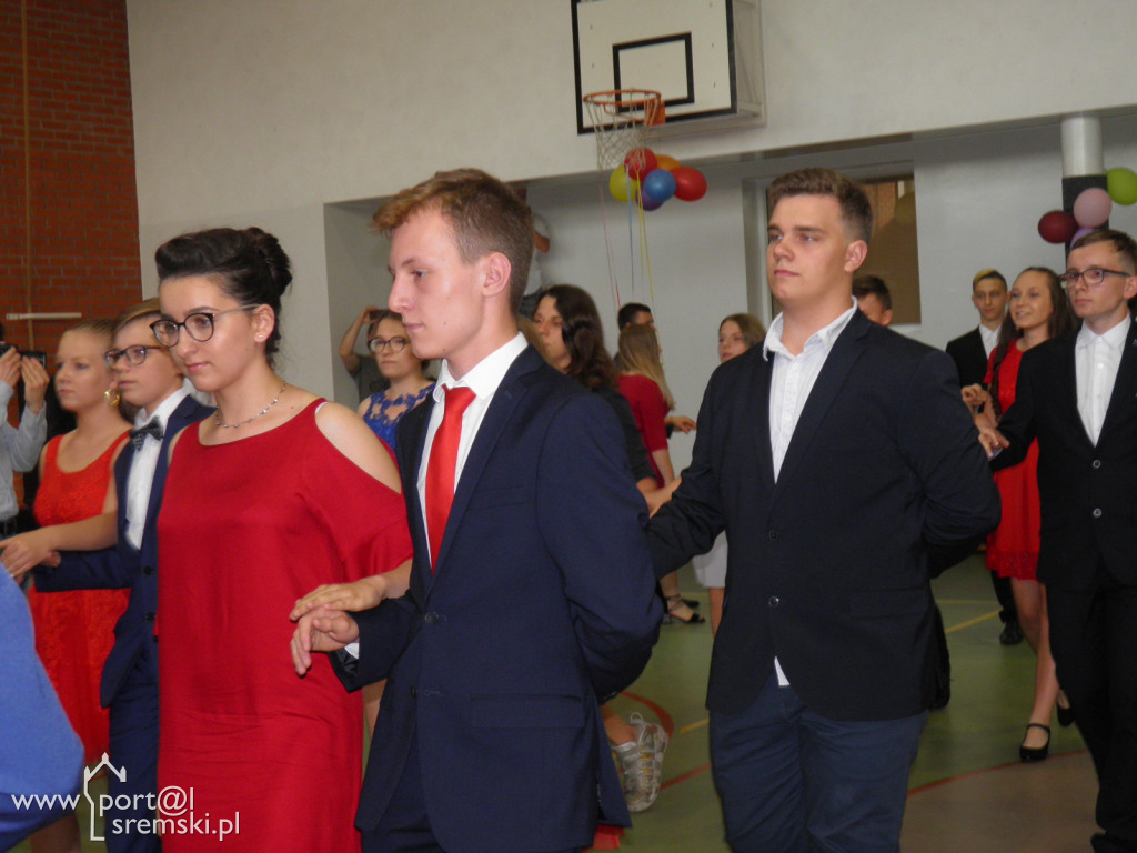 Bal absolwentów w Dąbrowie