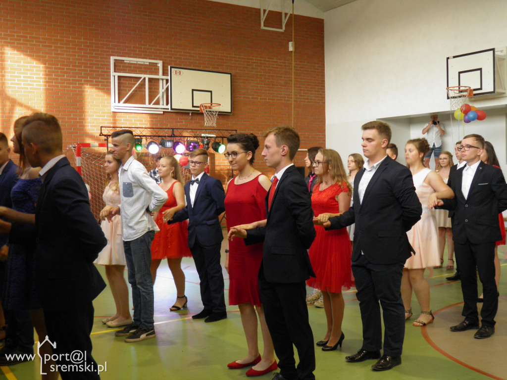 Bal absolwentów w Dąbrowie