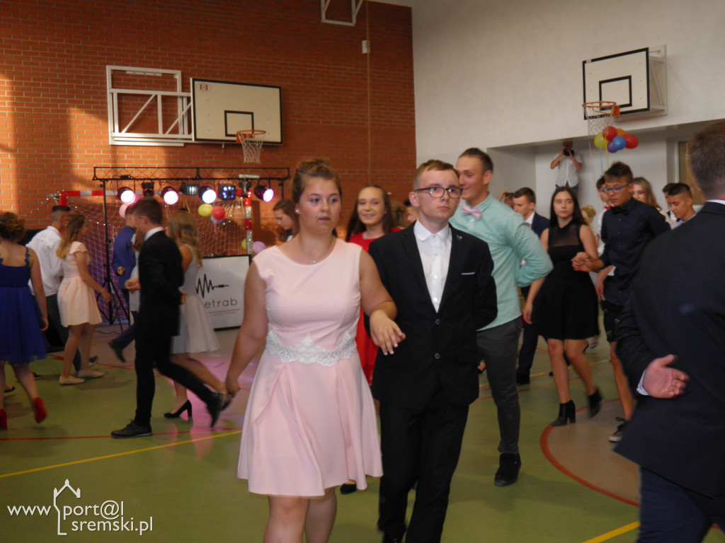 Bal absolwentów w Dąbrowie