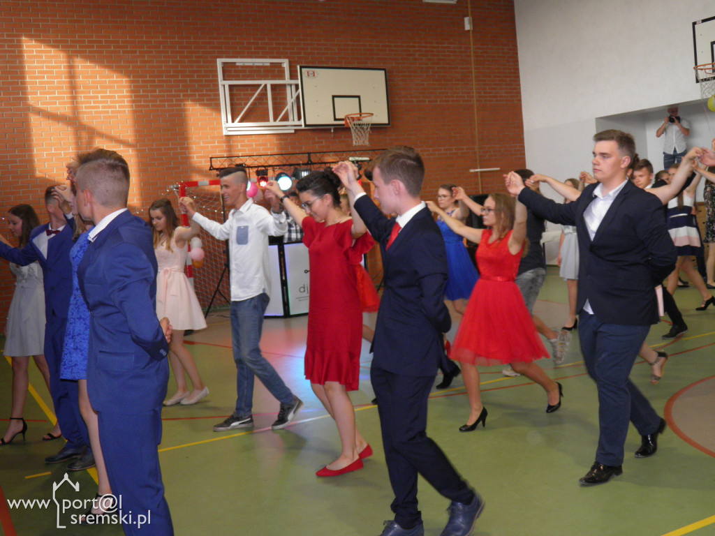 Bal absolwentów w Dąbrowie