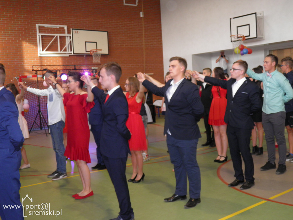 Bal absolwentów w Dąbrowie