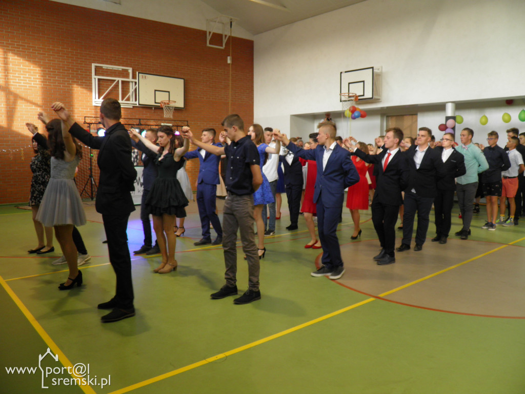 Bal absolwentów w Dąbrowie