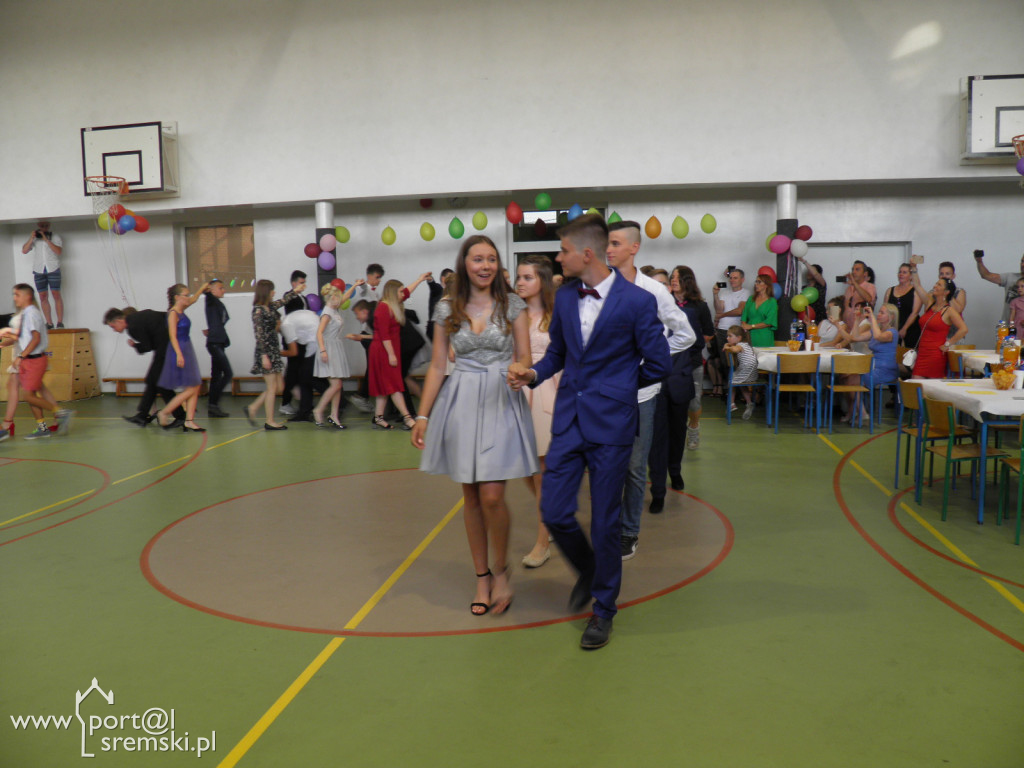 Bal absolwentów w Dąbrowie