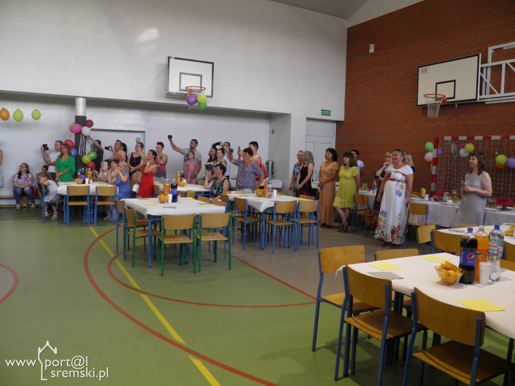 Bal absolwentów w Dąbrowie