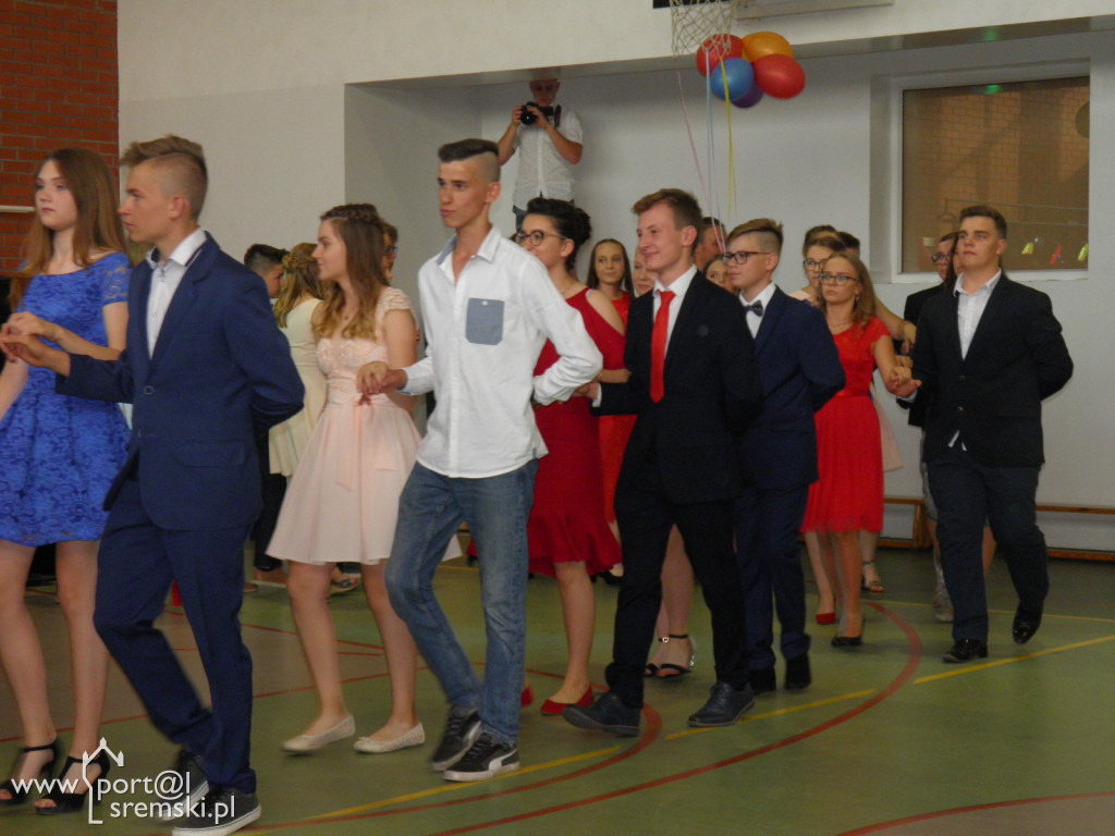 Bal absolwentów w Dąbrowie