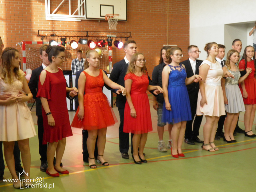 Bal absolwentów w Dąbrowie