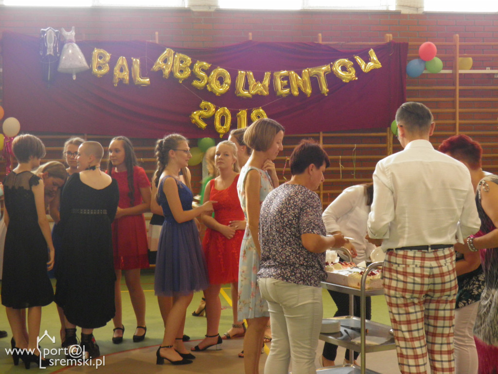 Bal absolwentów w Dąbrowie