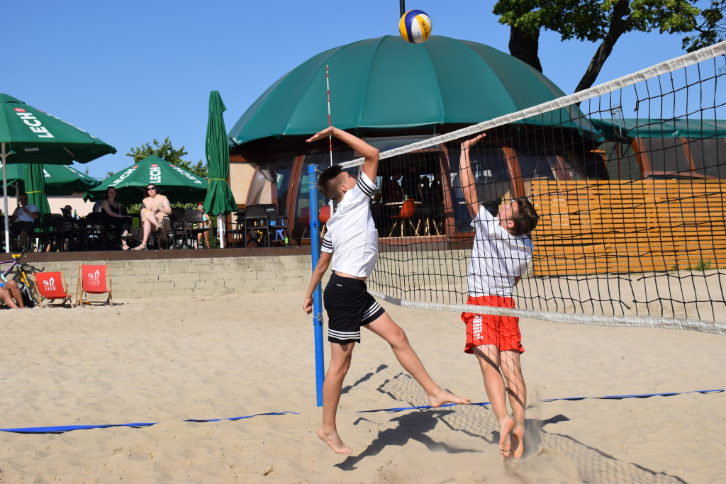 Siatkarskie zmagania na plaży
