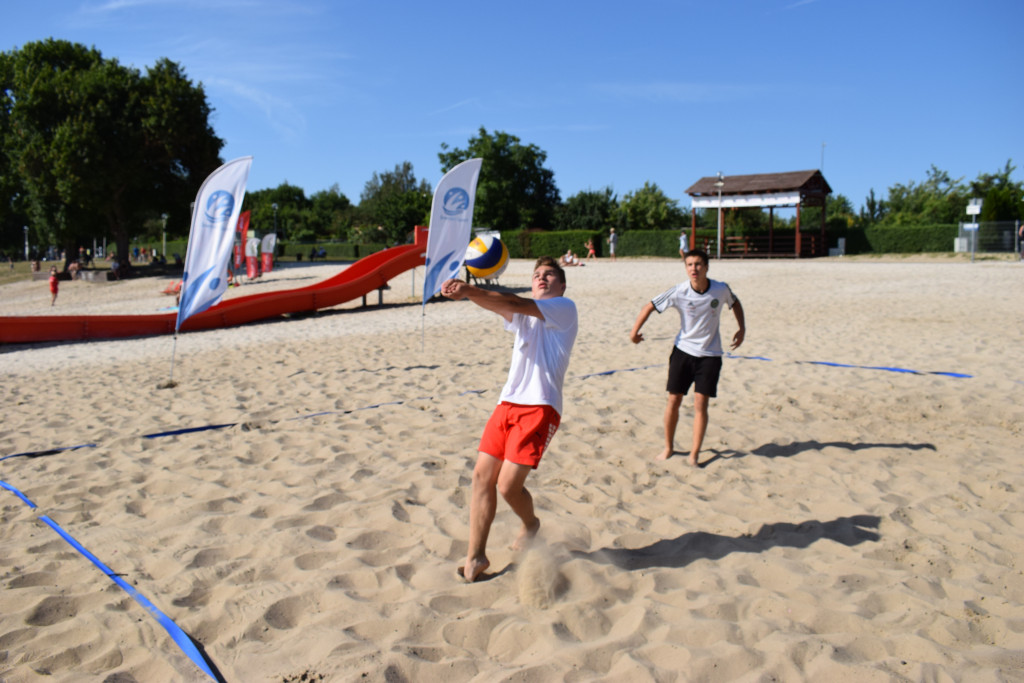 Siatkarskie zmagania na plaży
