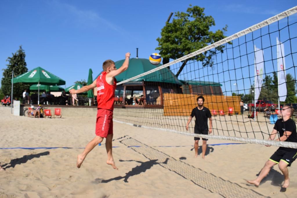 Siatkarskie zmagania na plaży