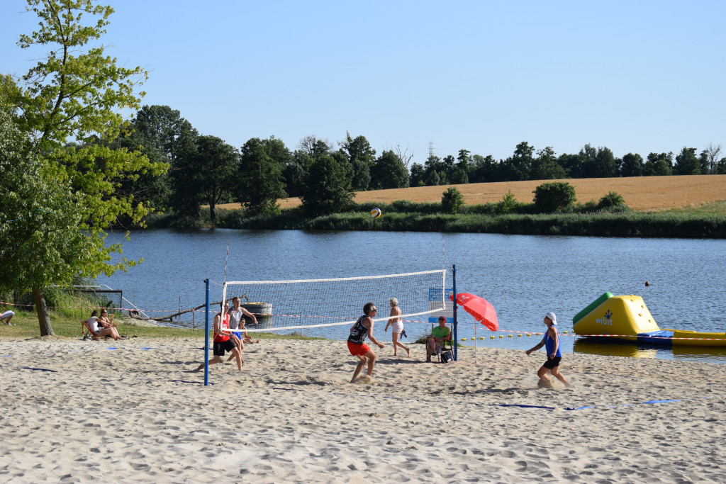 Siatkarskie zmagania na plaży
