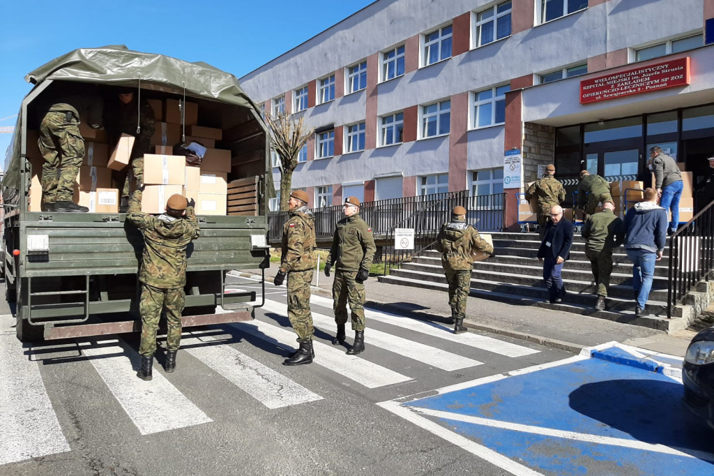 Wojskowi ze Śremu pomagają