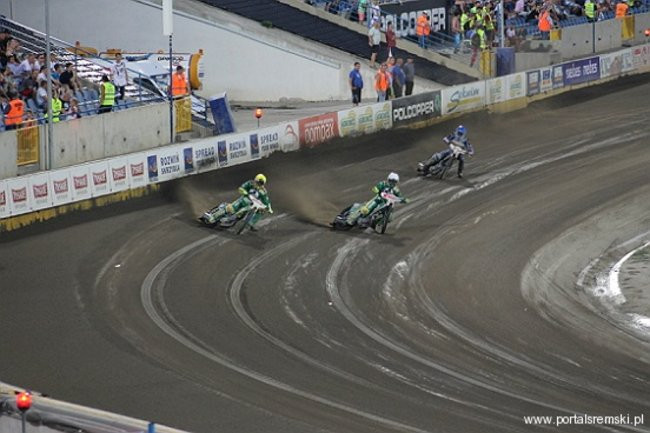 Zacięty mecz z Falubazem