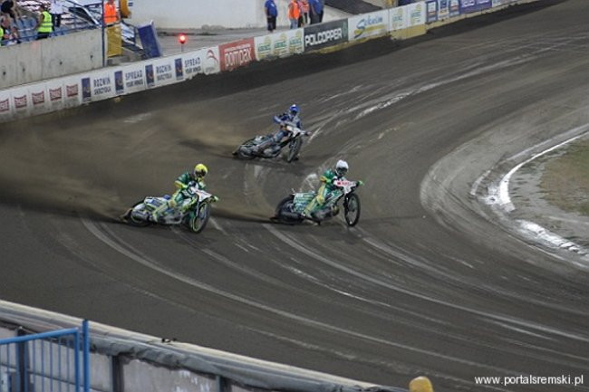 Zacięty mecz z Falubazem