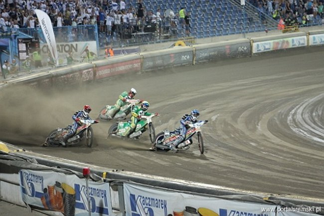 Zacięty mecz z Falubazem