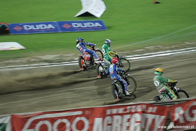 Zacięty mecz z Falubazem