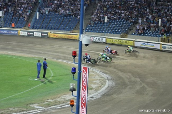 Zacięty mecz z Falubazem