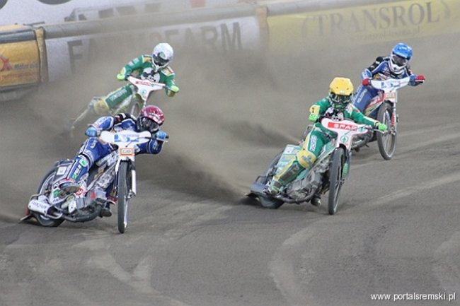 Zacięty mecz z Falubazem