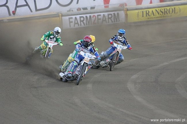 Zacięty mecz z Falubazem