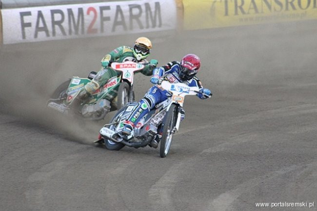 Zacięty mecz z Falubazem