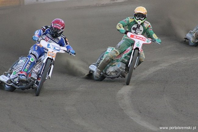 Zacięty mecz z Falubazem