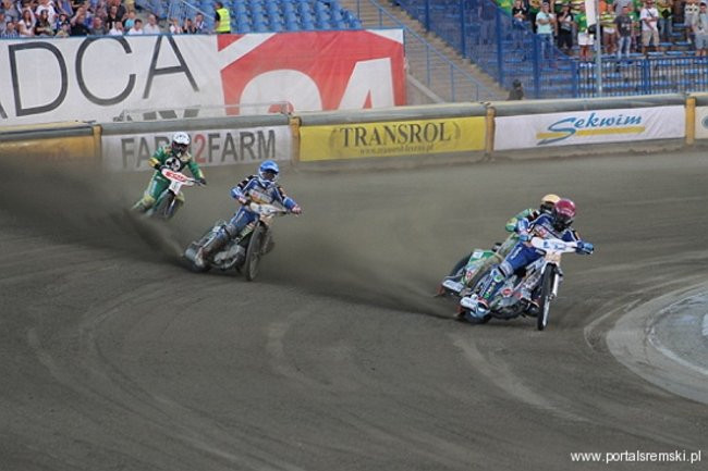 Zacięty mecz z Falubazem