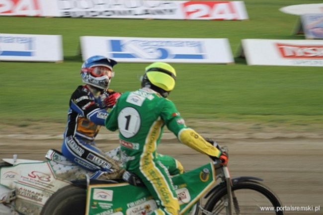 Zacięty mecz z Falubazem