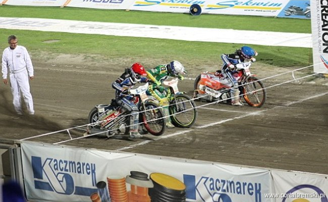 Zacięty mecz z Falubazem