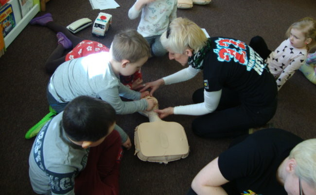 Pierwsza pomoc dla małej Ani