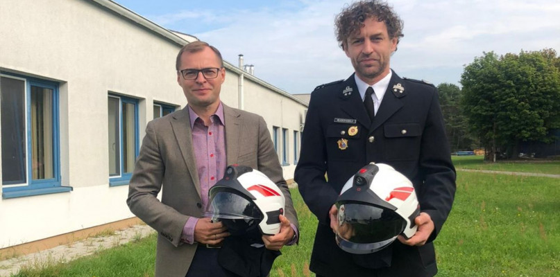 Na zdj. Prezes Leopol Meble Polska Piotr Prewicz oraz Prezes OSP Chrząstowo Wojciech Kubala