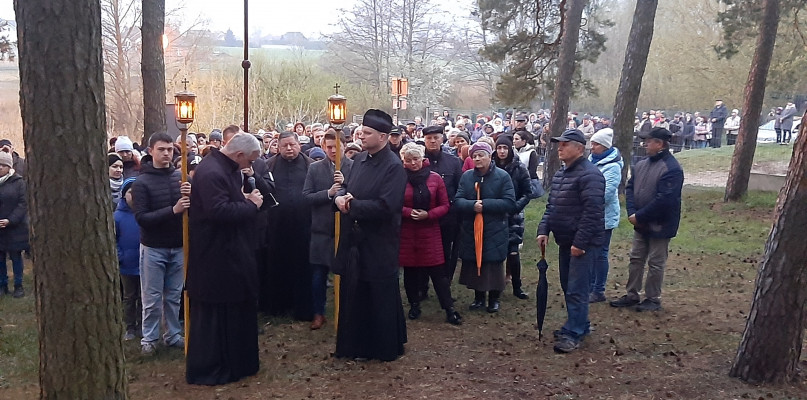 Trwa Triduum Paschalne.  Powróciła  Droga Krzyżowa w kierunku jeziora