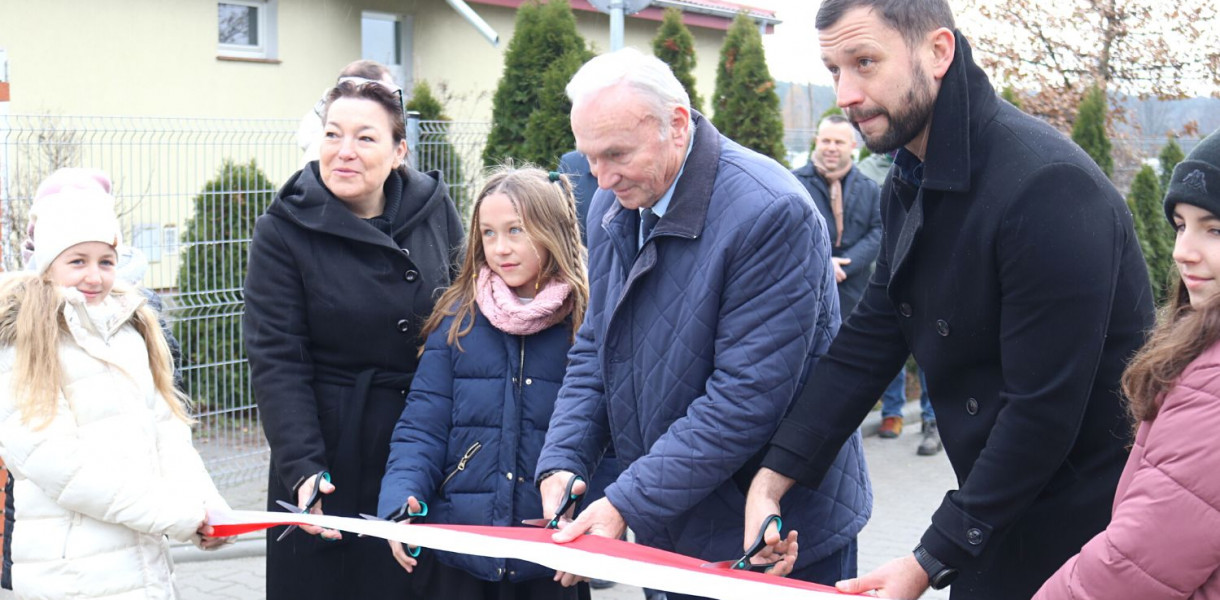 Symboliczne dokonali otwarcia wyremontowanej ulicy Ogrodowej w Dąbrowie