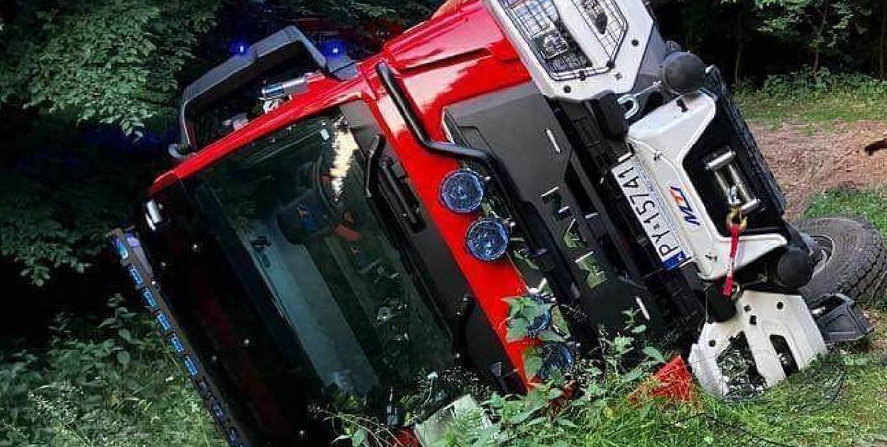 Wóz strażacki z JRG Środa przewrócił się na bok podczas akcji gaśniczej 