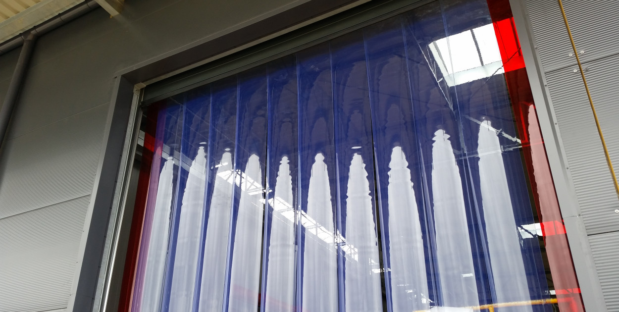 Kurtyny pasowe a komfort pracy: jak poprawić warunki pracy w magazynie lub fabryce